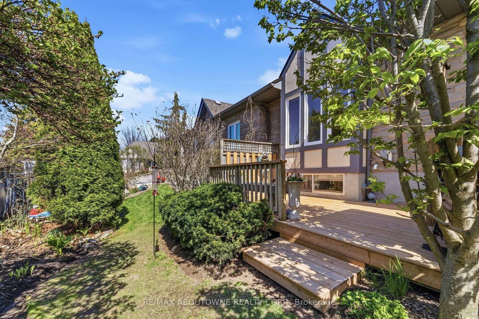 575 Simcoe Street, Unit 12 thumbnail 32