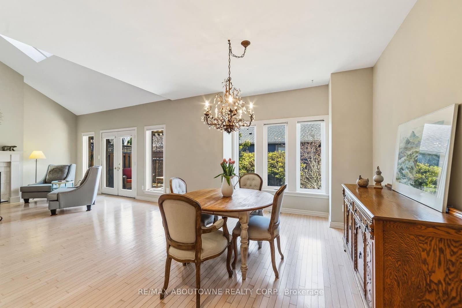 575 Simcoe Street, Unit 12 thumbnail 8