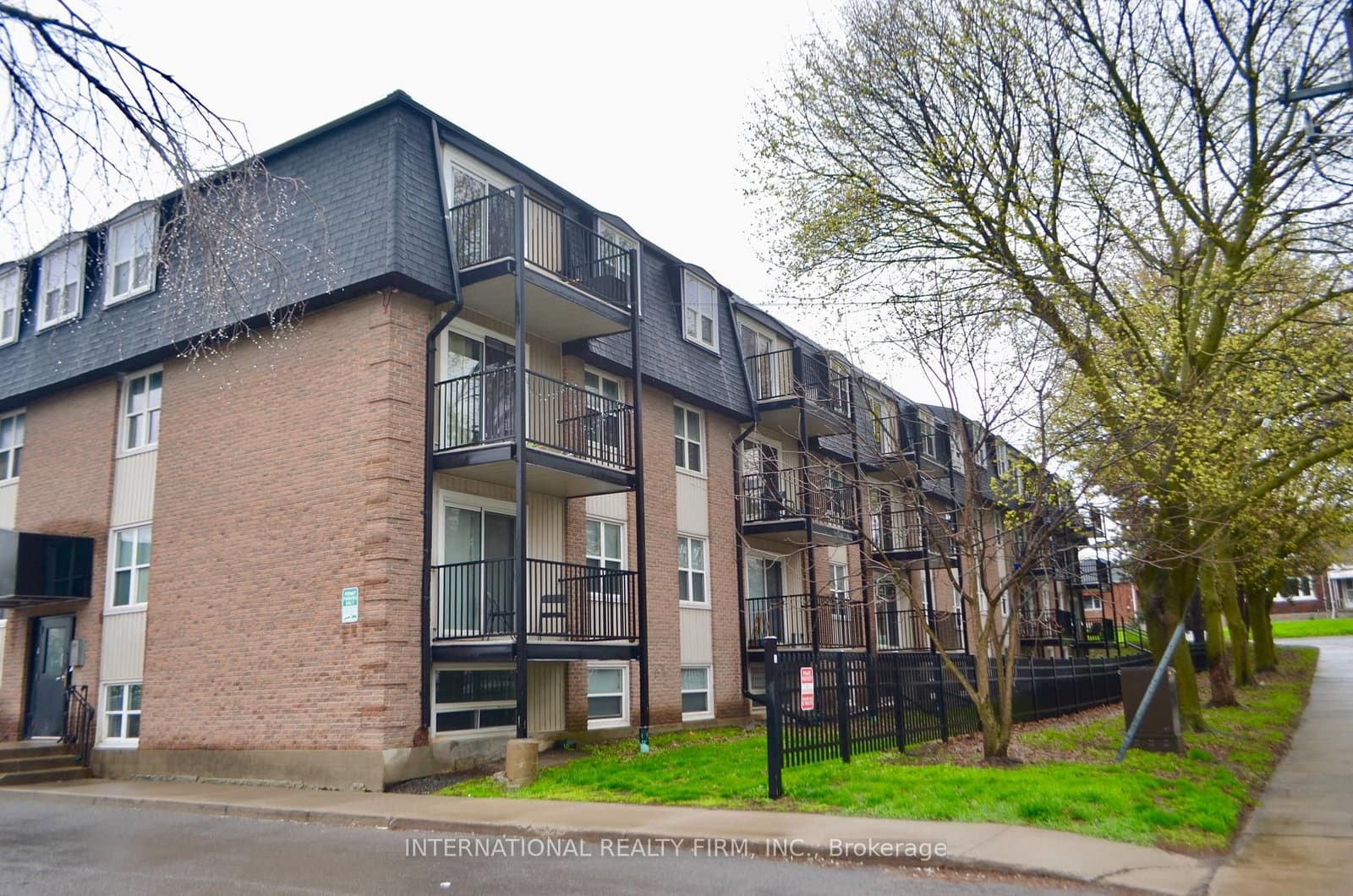 #407 - 25 College Street E
