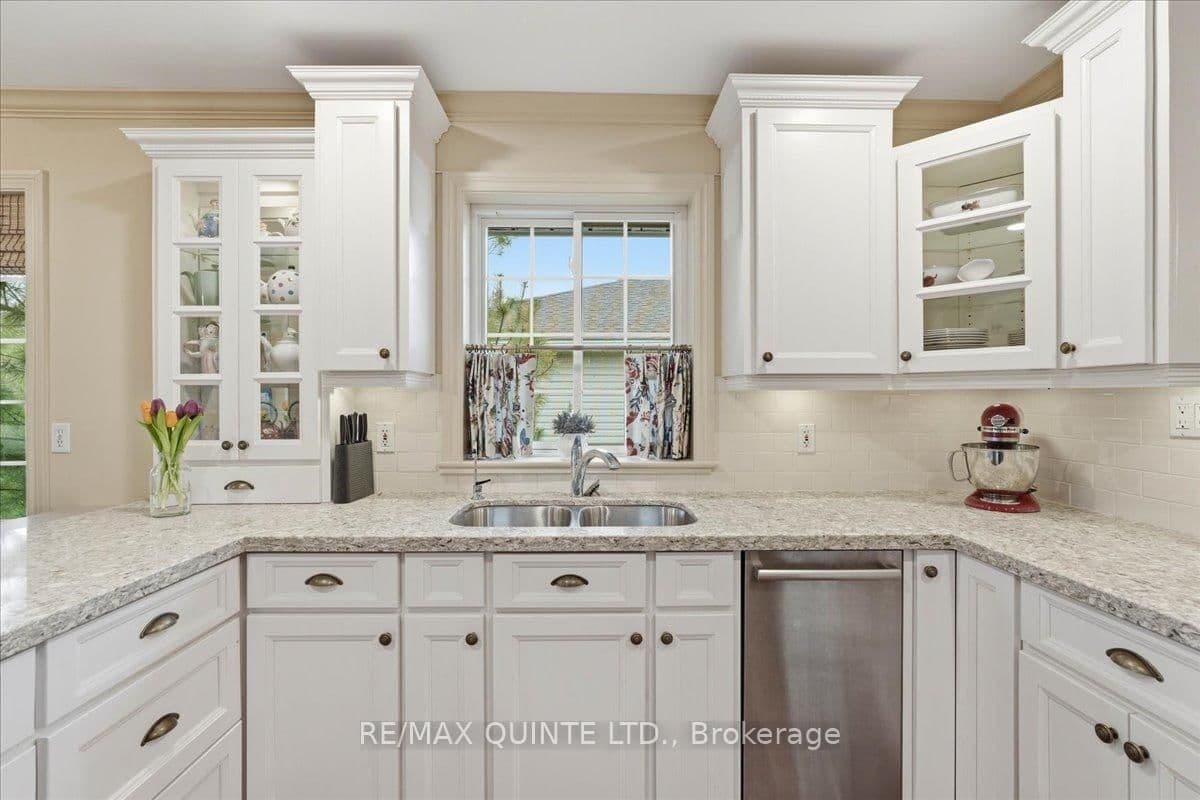 46 Lake Breeze Court thumbnail 11