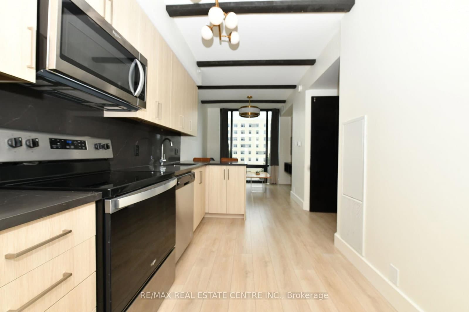 #736 - 145 Columbia Street W