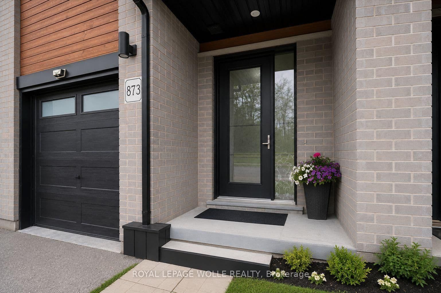 873 Robert Ferrie Drive thumbnail 3
