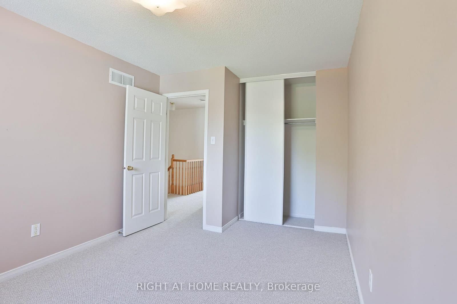 142 Lilibet Crescent E thumbnail 17