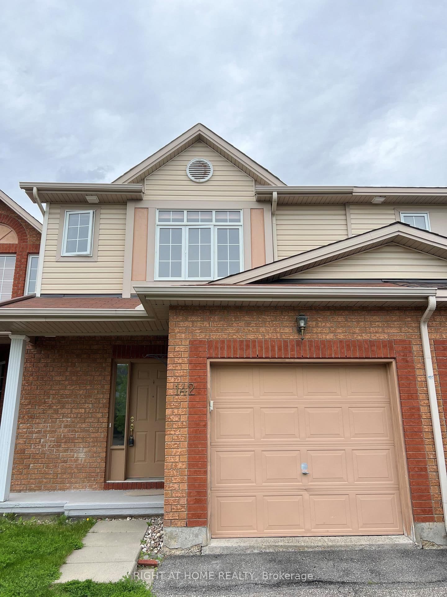 142 Lilibet Crescent E thumbnail 2