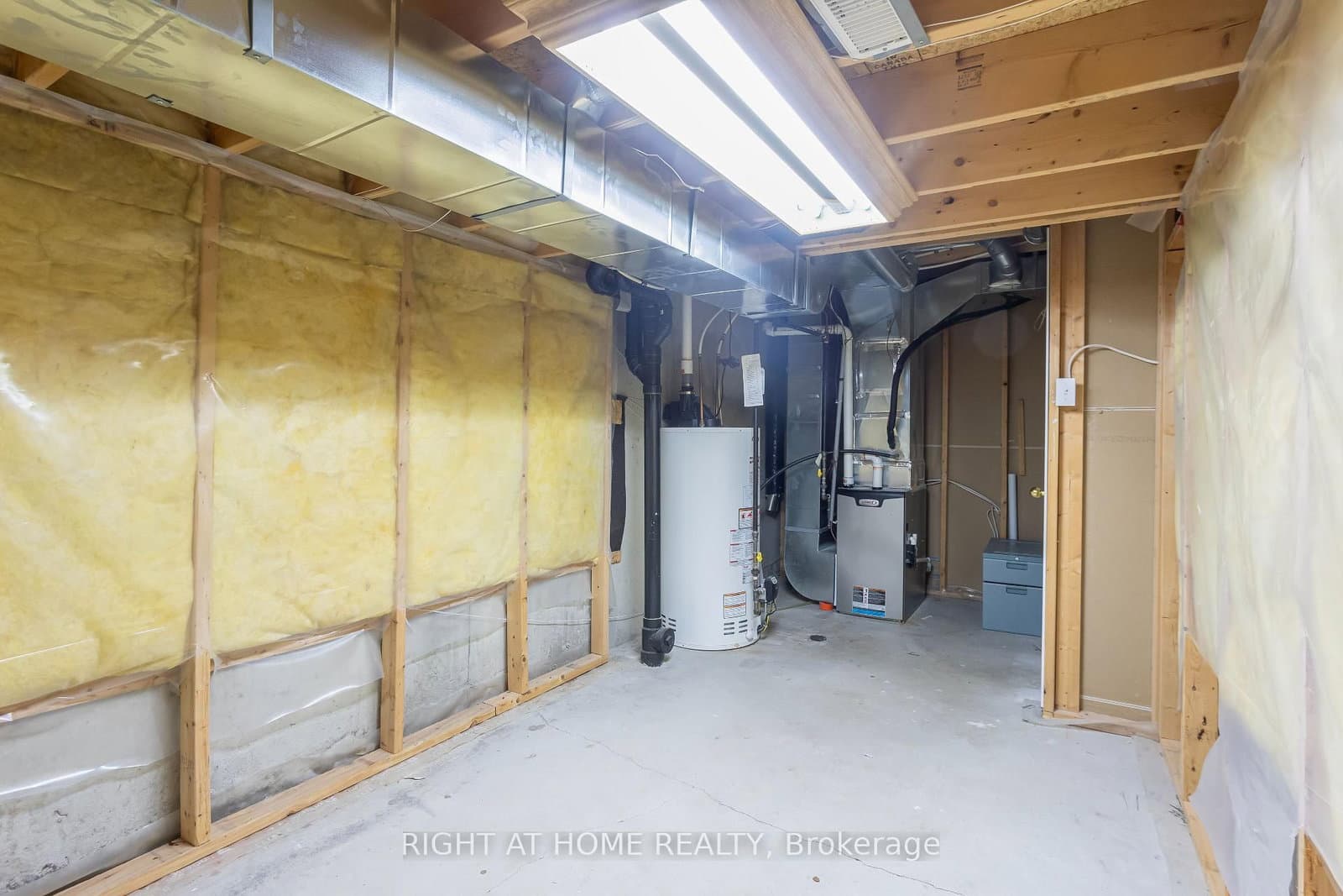 142 Lilibet Crescent E thumbnail 24