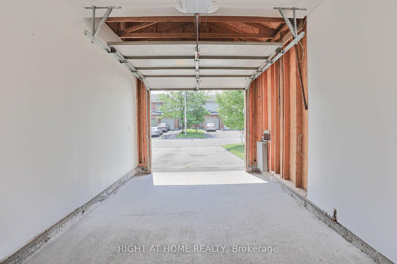142 Lilibet Crescent E thumbnail 29
