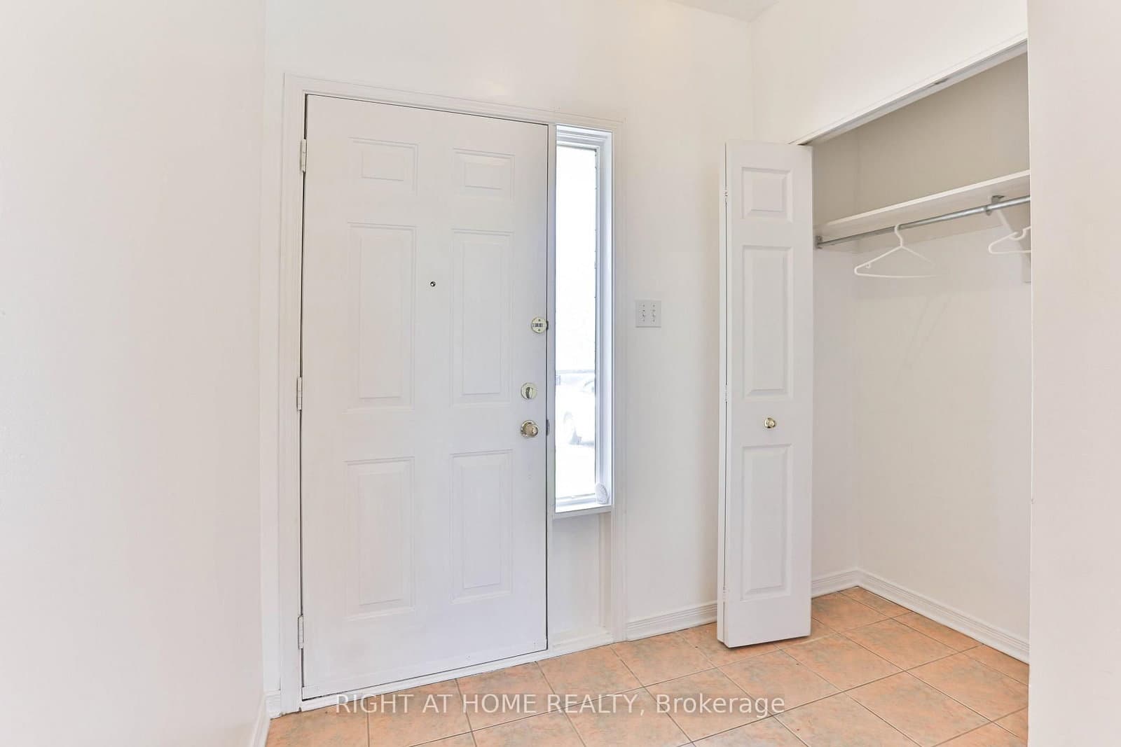 142 Lilibet Crescent E thumbnail 3