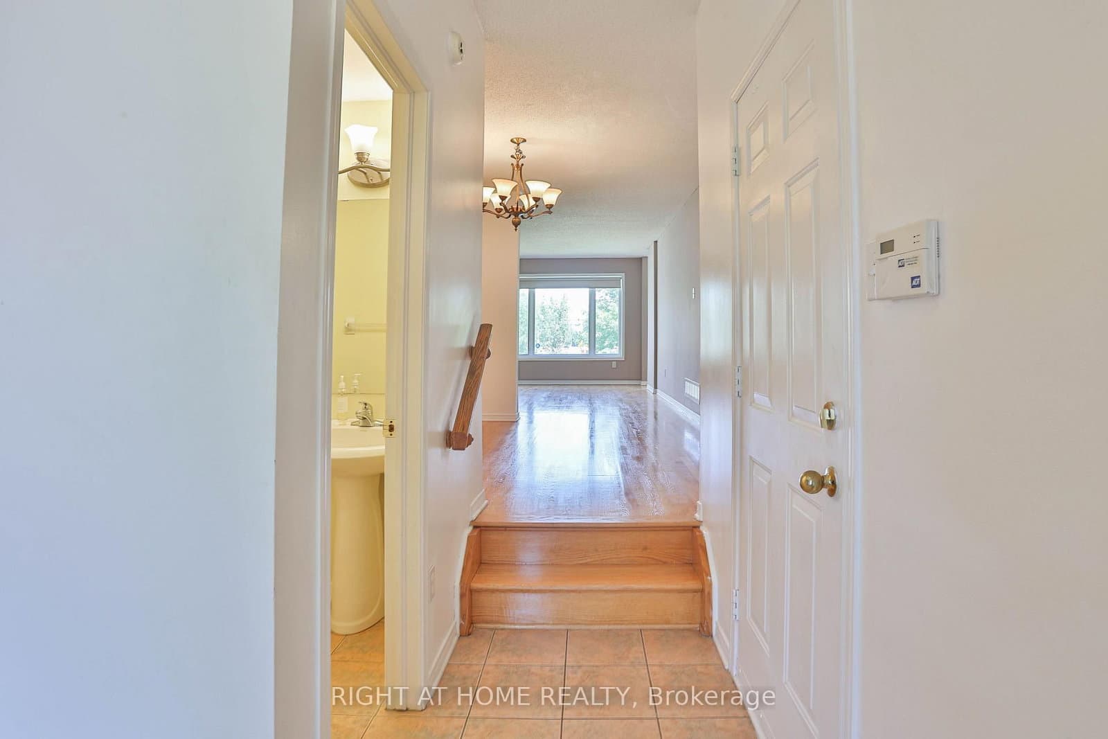142 Lilibet Crescent E thumbnail 4