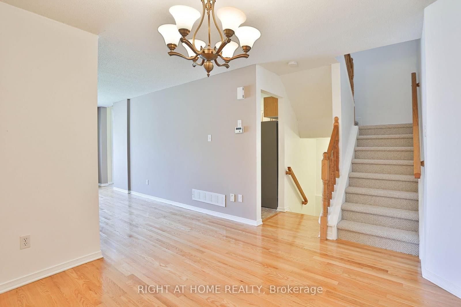 142 Lilibet Crescent E thumbnail 5
