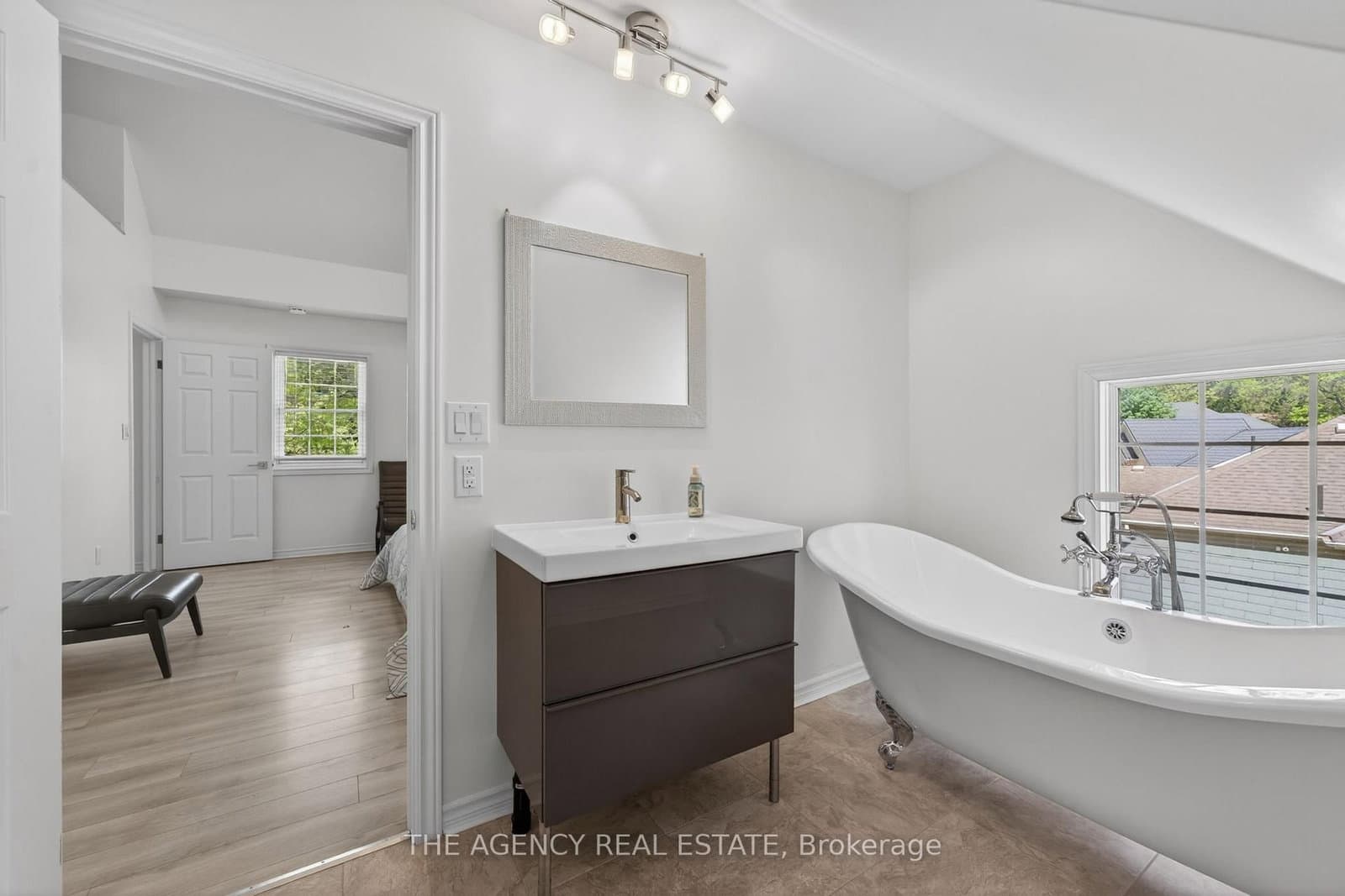 7904 Katharine Crescent thumbnail 22