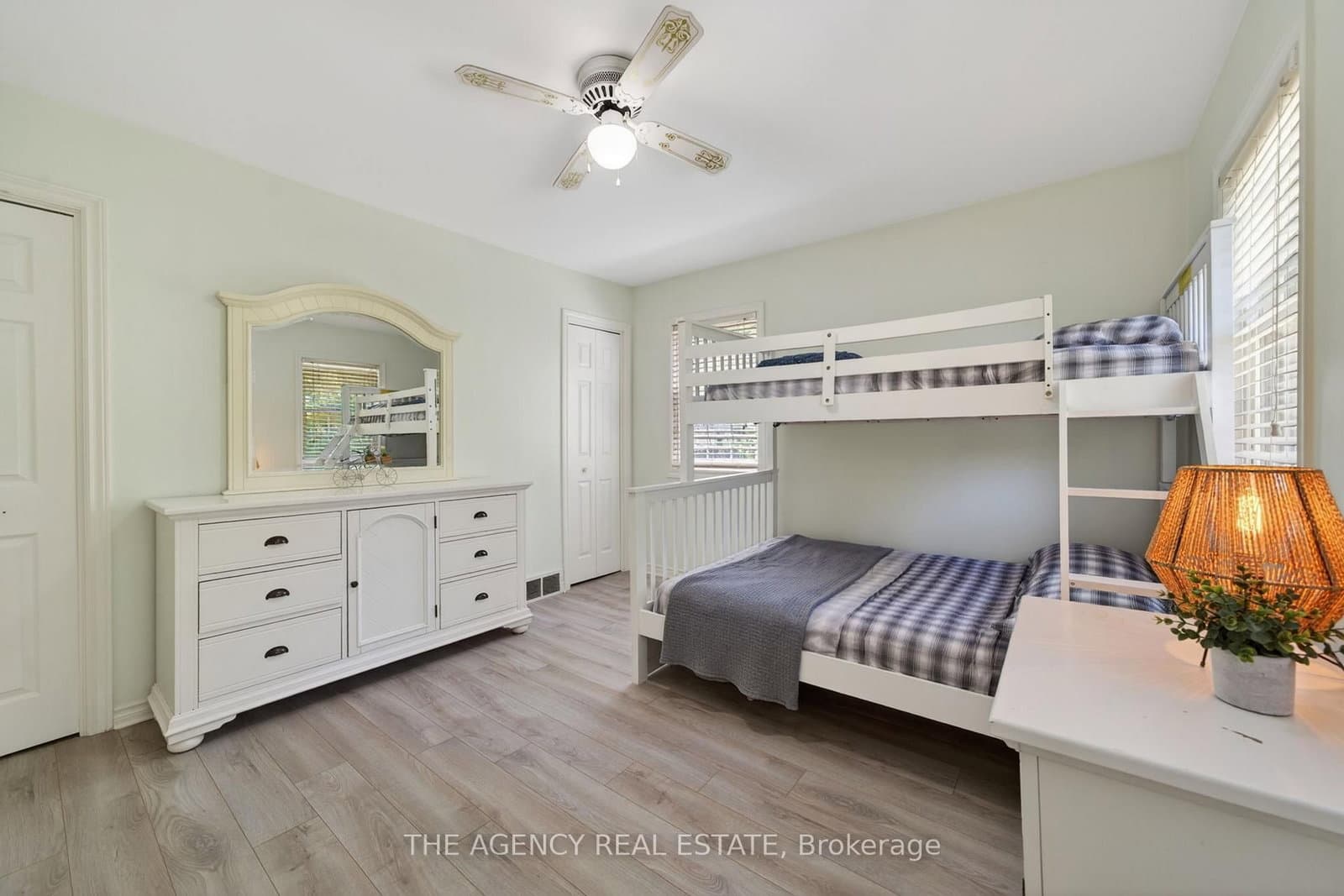 7904 Katharine Crescent thumbnail 23
