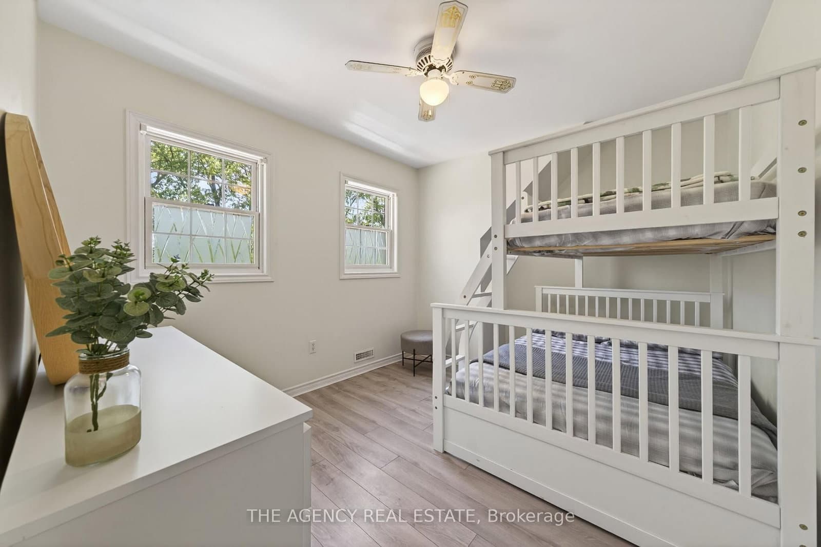 7904 Katharine Crescent thumbnail 24