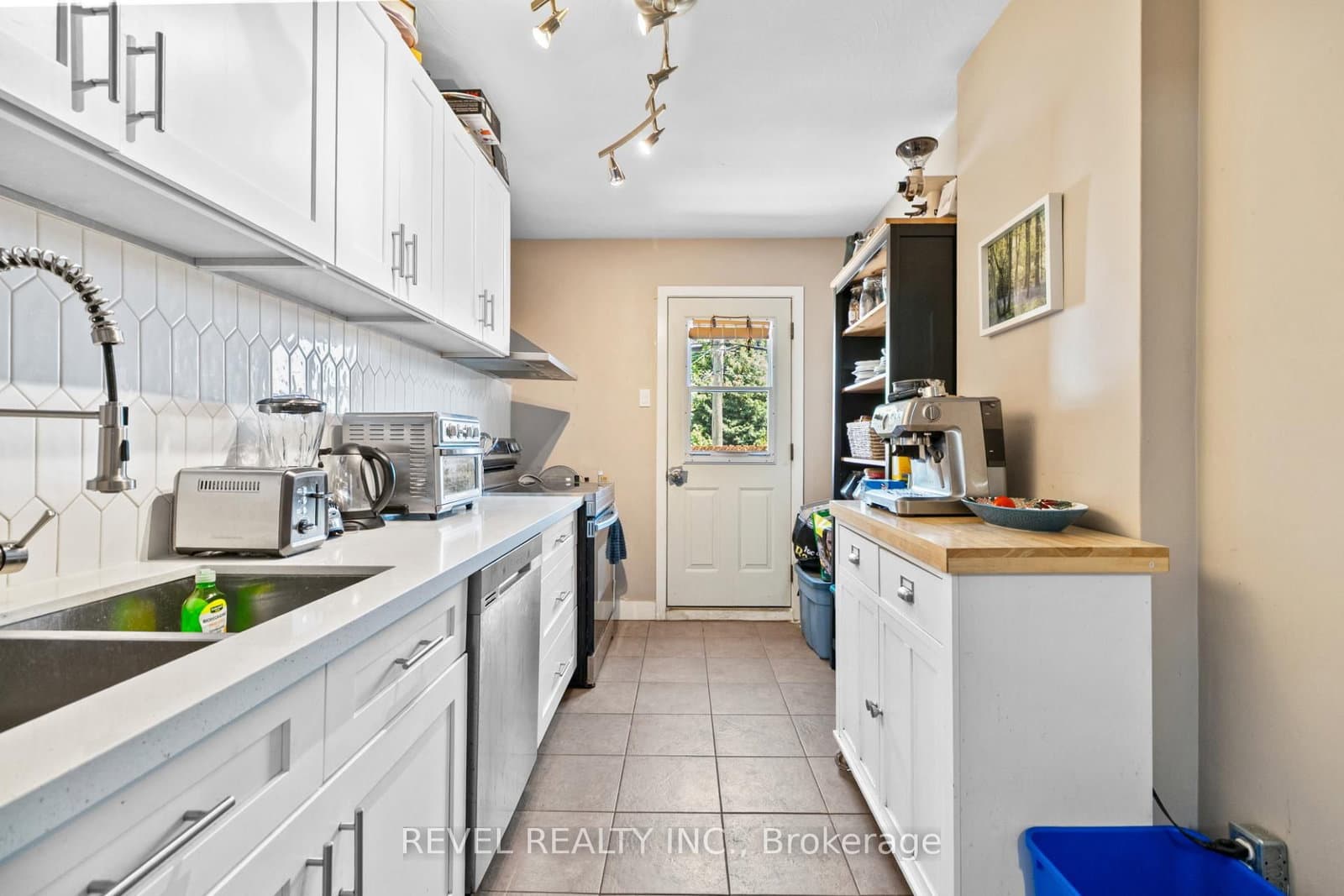 334 James Street N thumbnail 15