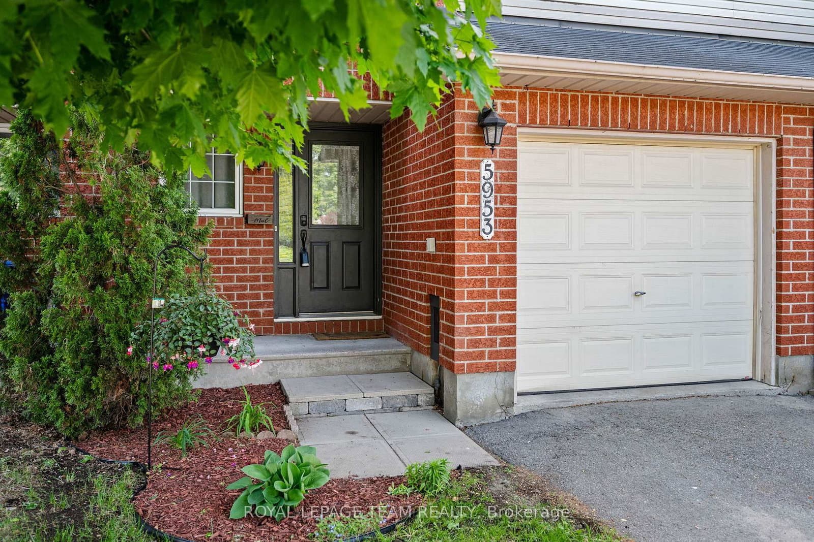 5953 Pineglade Crescent thumbnail 2