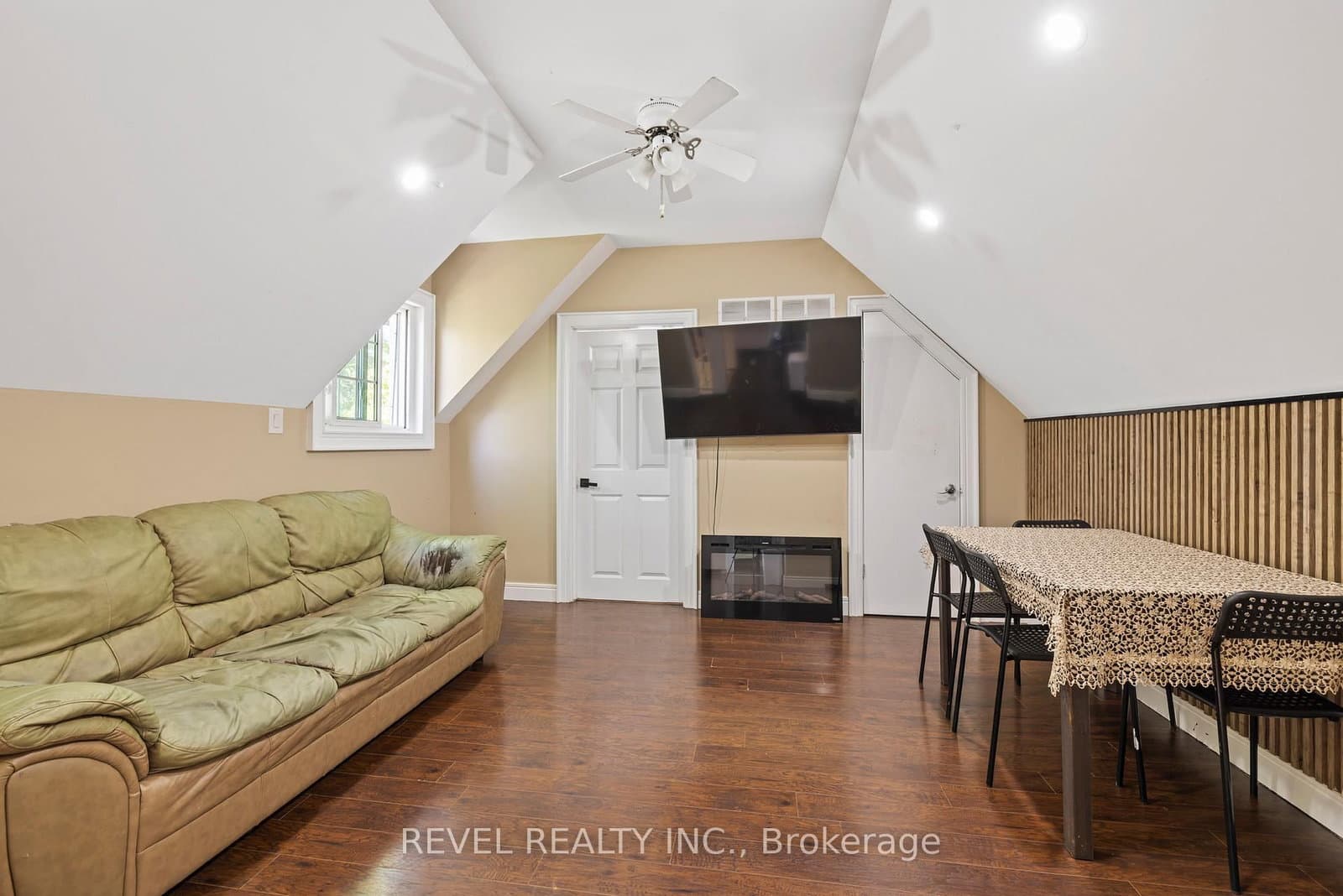 54 Chestnut Street E thumbnail 28