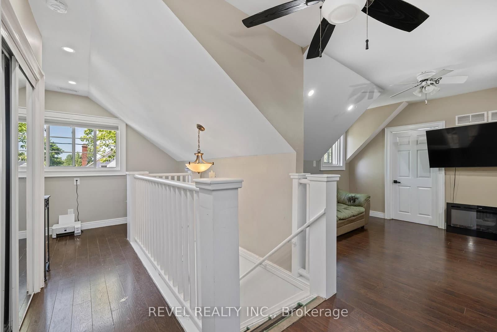 54 Chestnut Street E thumbnail 32