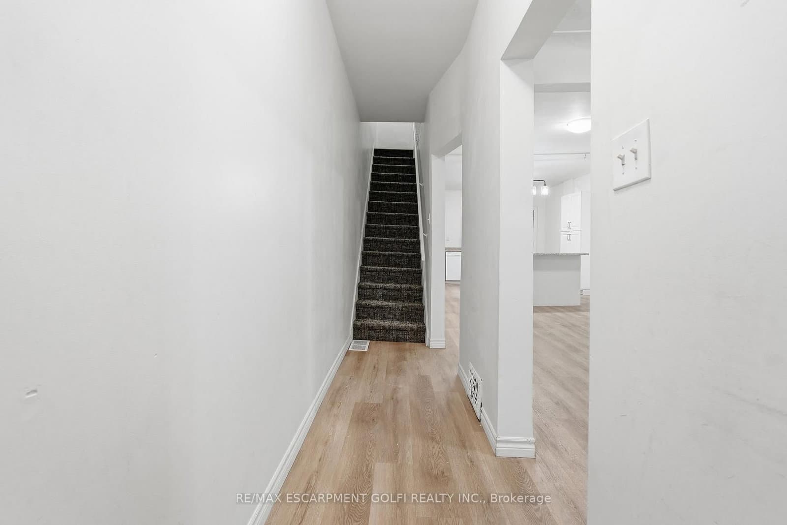 39 Burlington Street E thumbnail 4