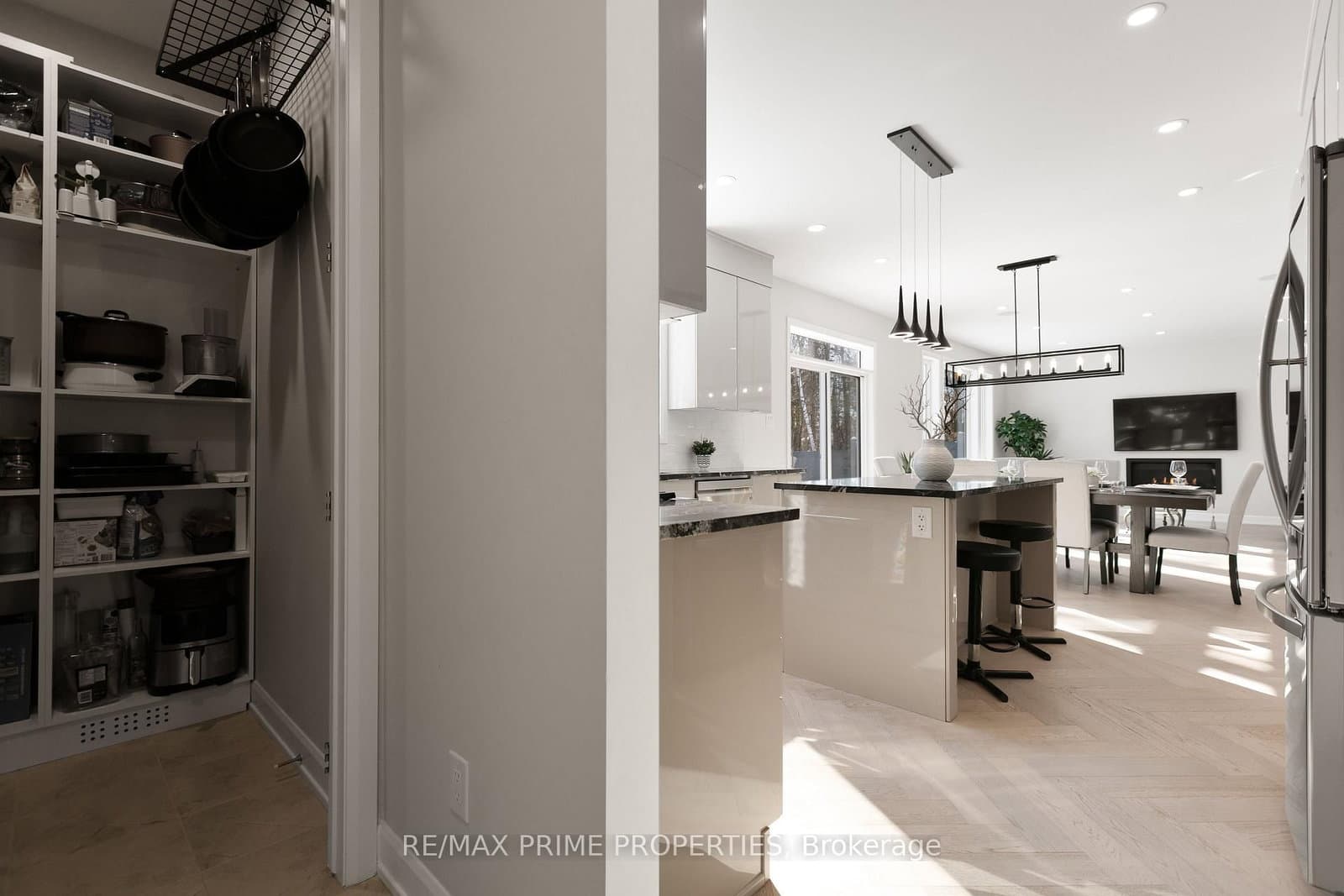 820 MERCIER Crescent thumbnail 20