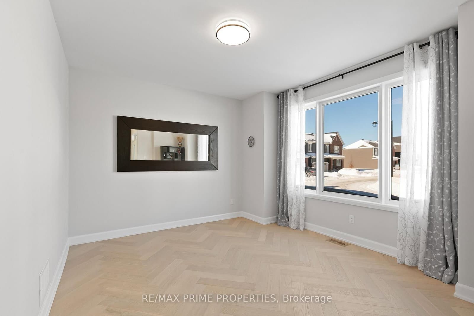 820 MERCIER Crescent thumbnail 5