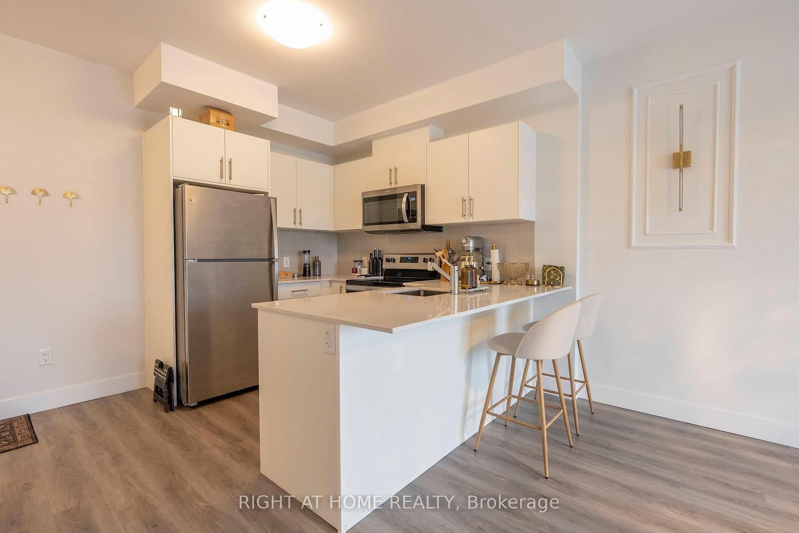 1000 Lackner Place E, Unit 302 thumbnail 4