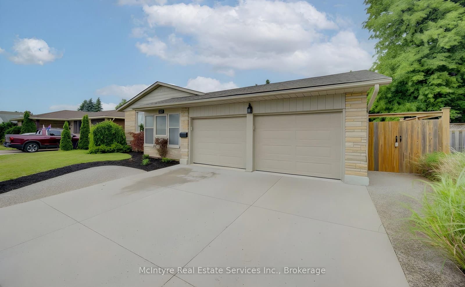 127 Strathcona Crescent thumbnail 2