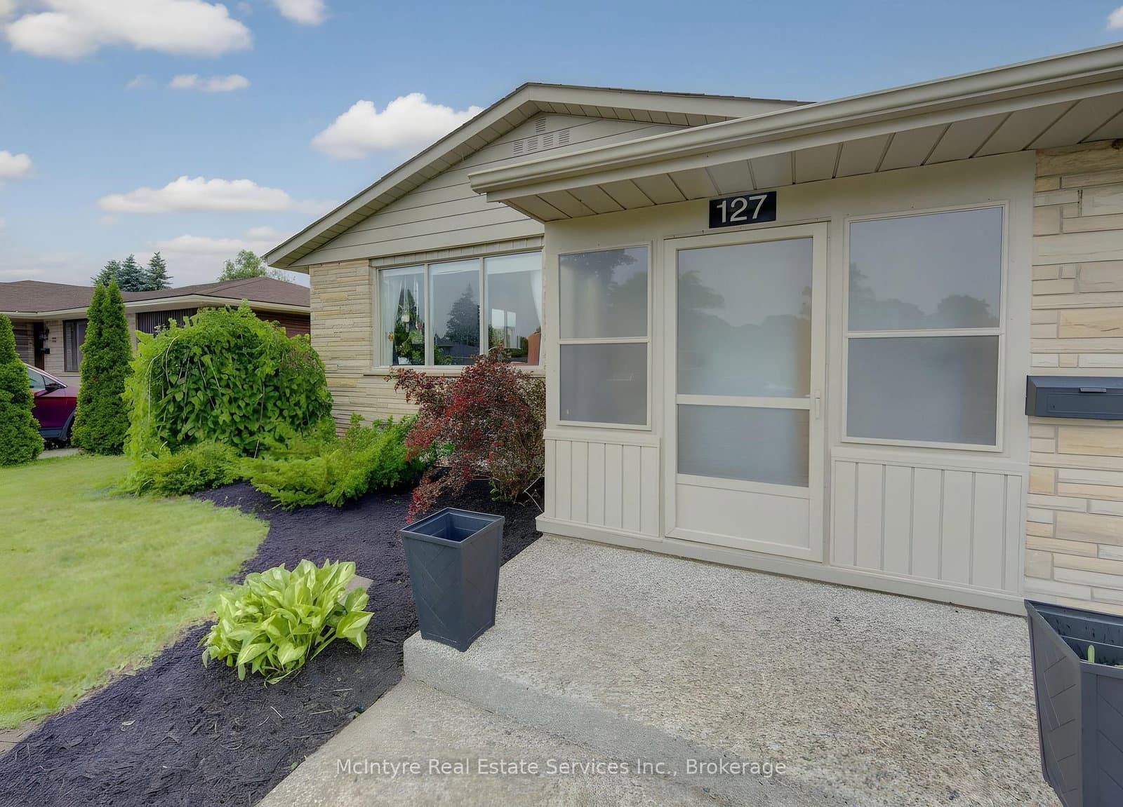 127 Strathcona Crescent thumbnail 6