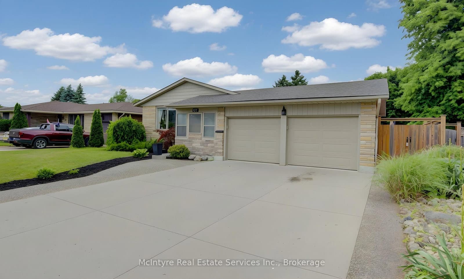 127 Strathcona Crescent thumbnail 4