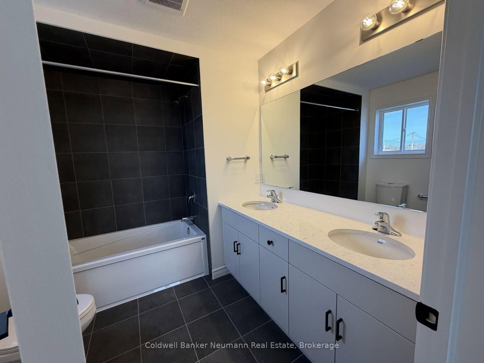 537 Anton Crescent thumbnail 12