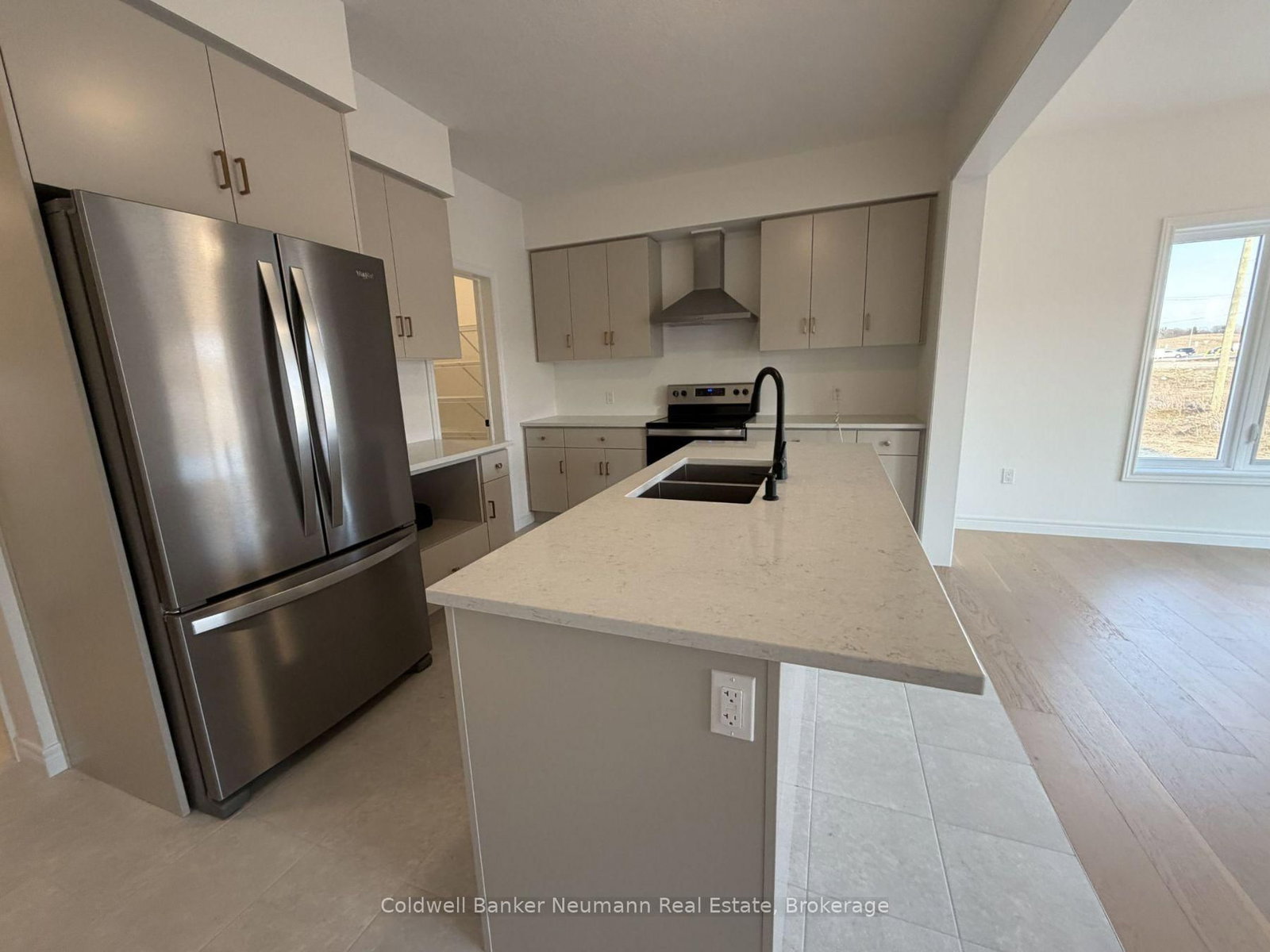 537 Anton Crescent thumbnail 5