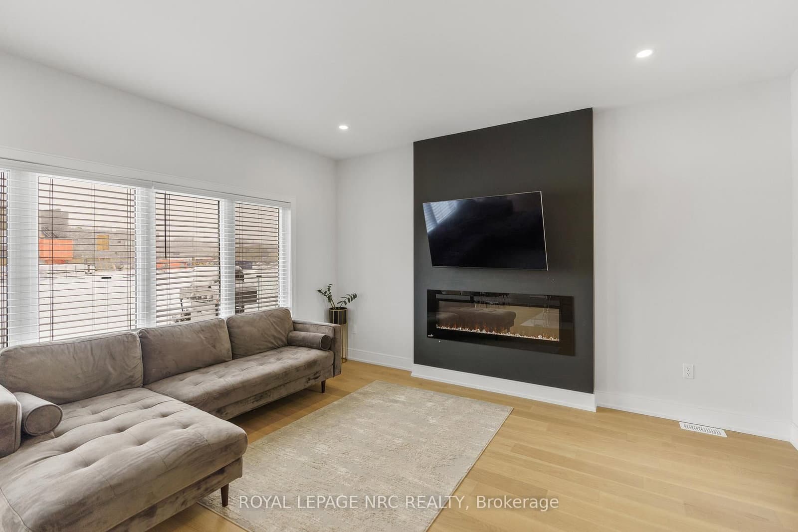 7386 Splendour Drive thumbnail 7