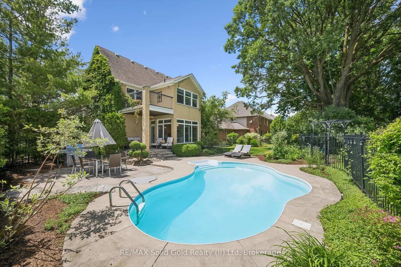 576 Falconridge Crescent thumbnail 43