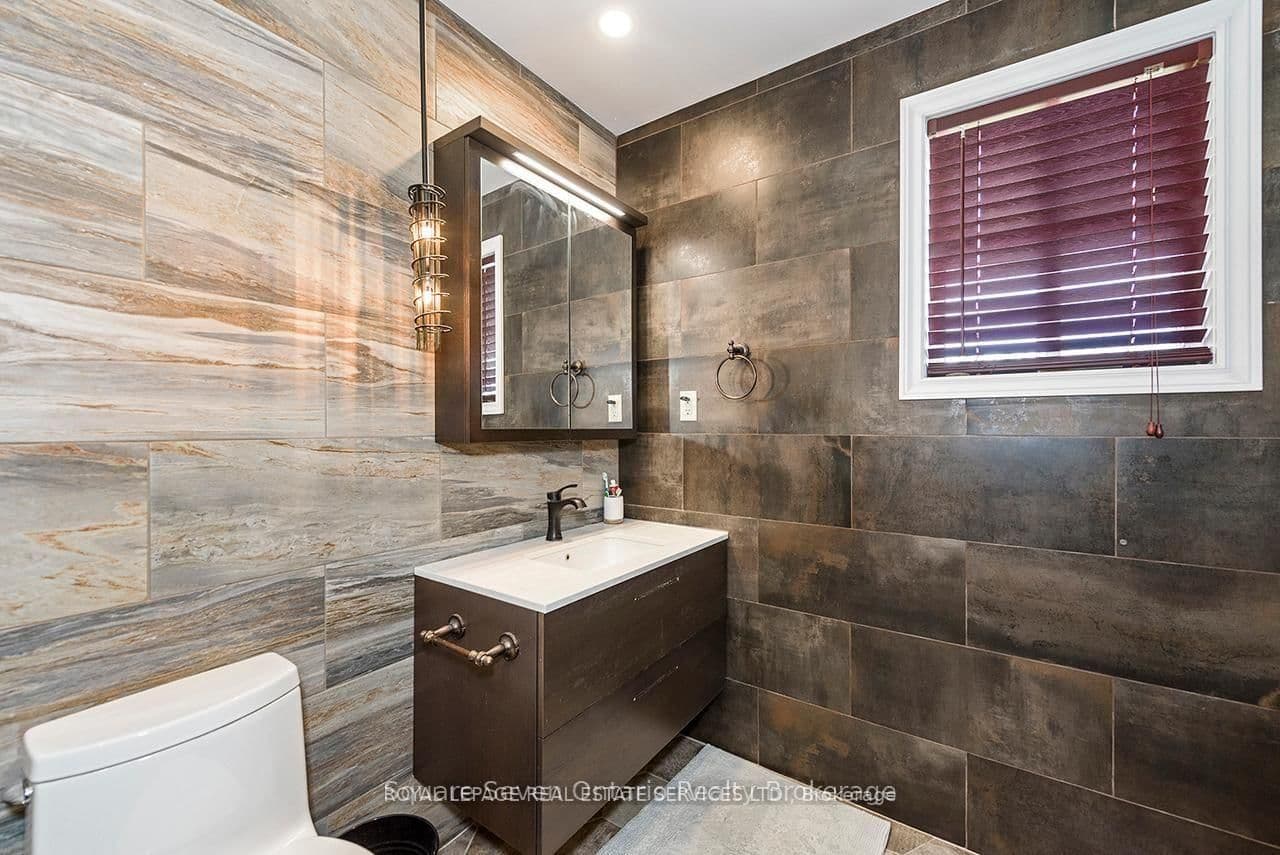 635 Commonwealth Crescent thumbnail 33