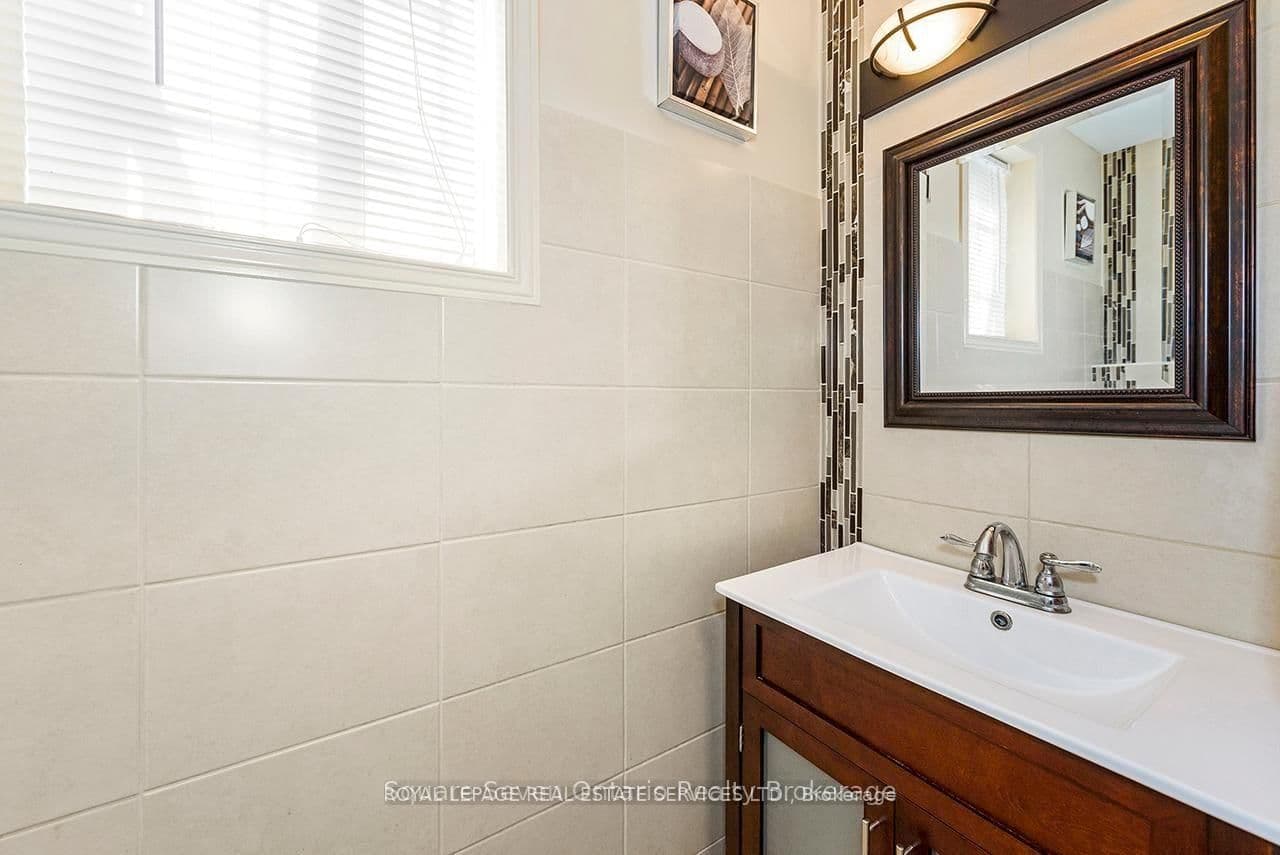 635 Commonwealth Crescent thumbnail 34