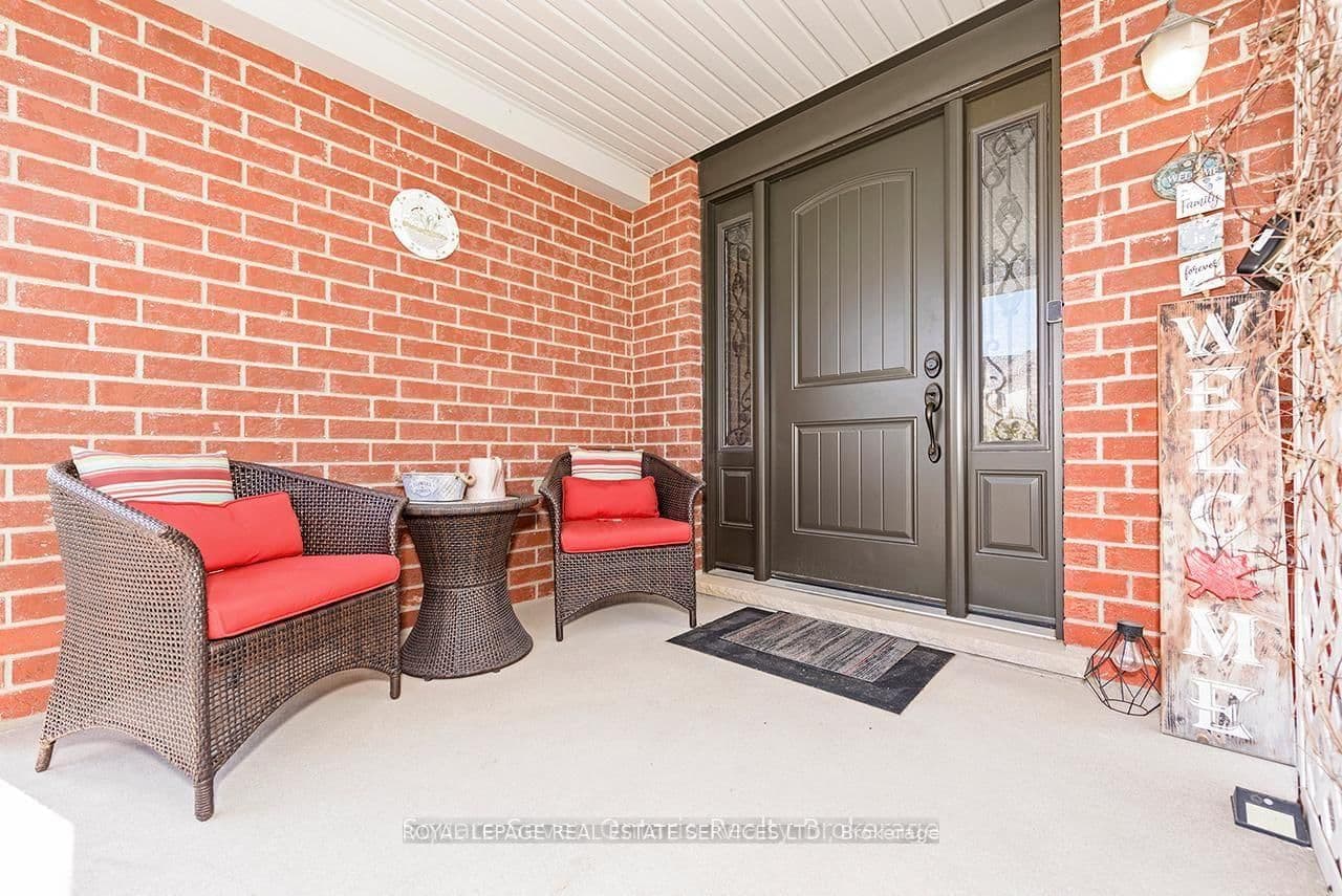 635 Commonwealth Crescent thumbnail 4