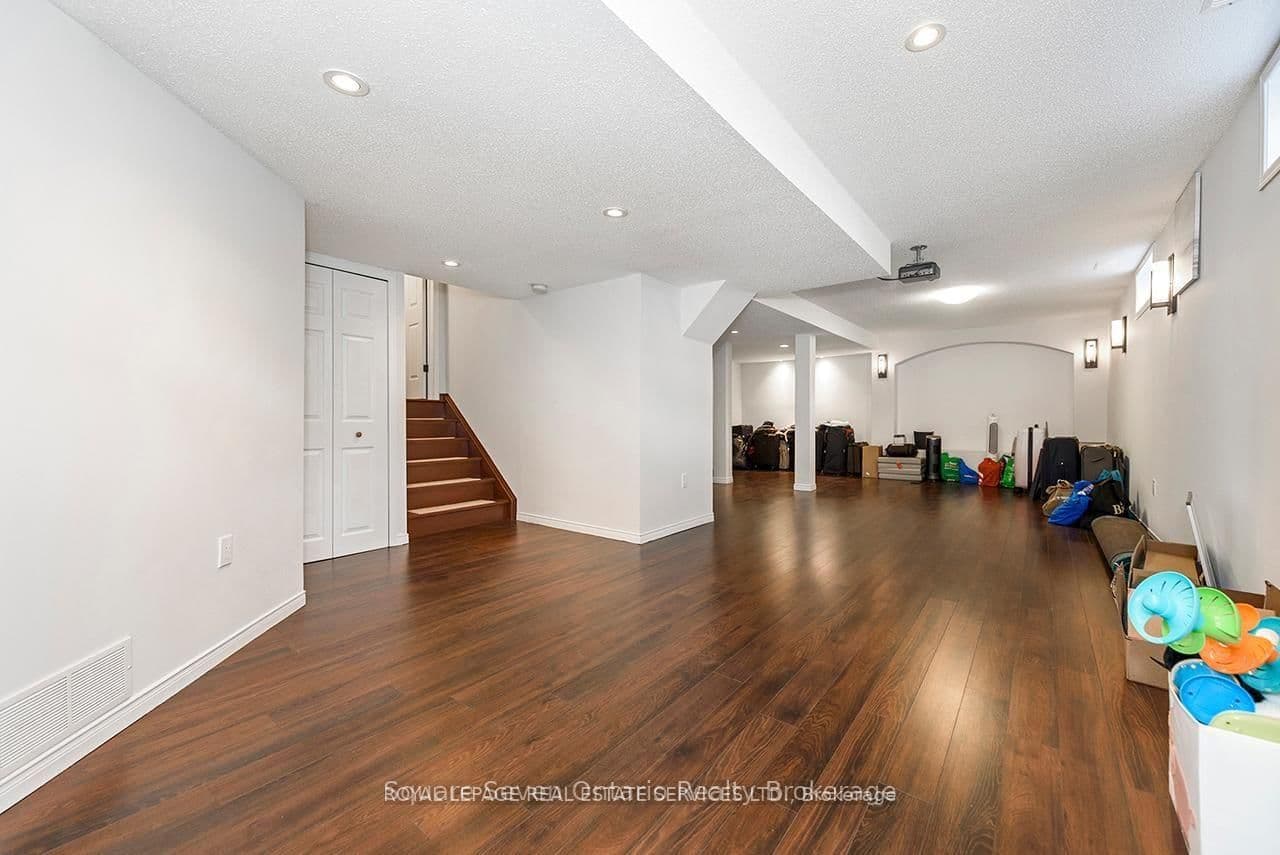 635 Commonwealth Crescent thumbnail 41