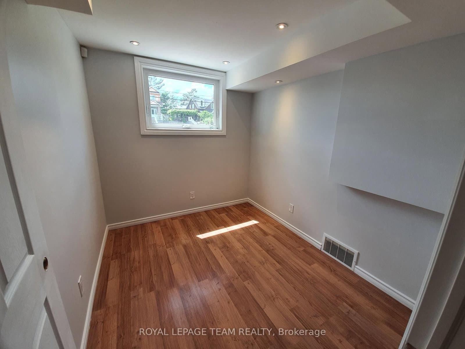 1015 Pinecrest Road thumbnail 16