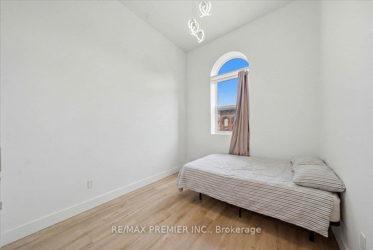 184 King Street E thumbnail 15