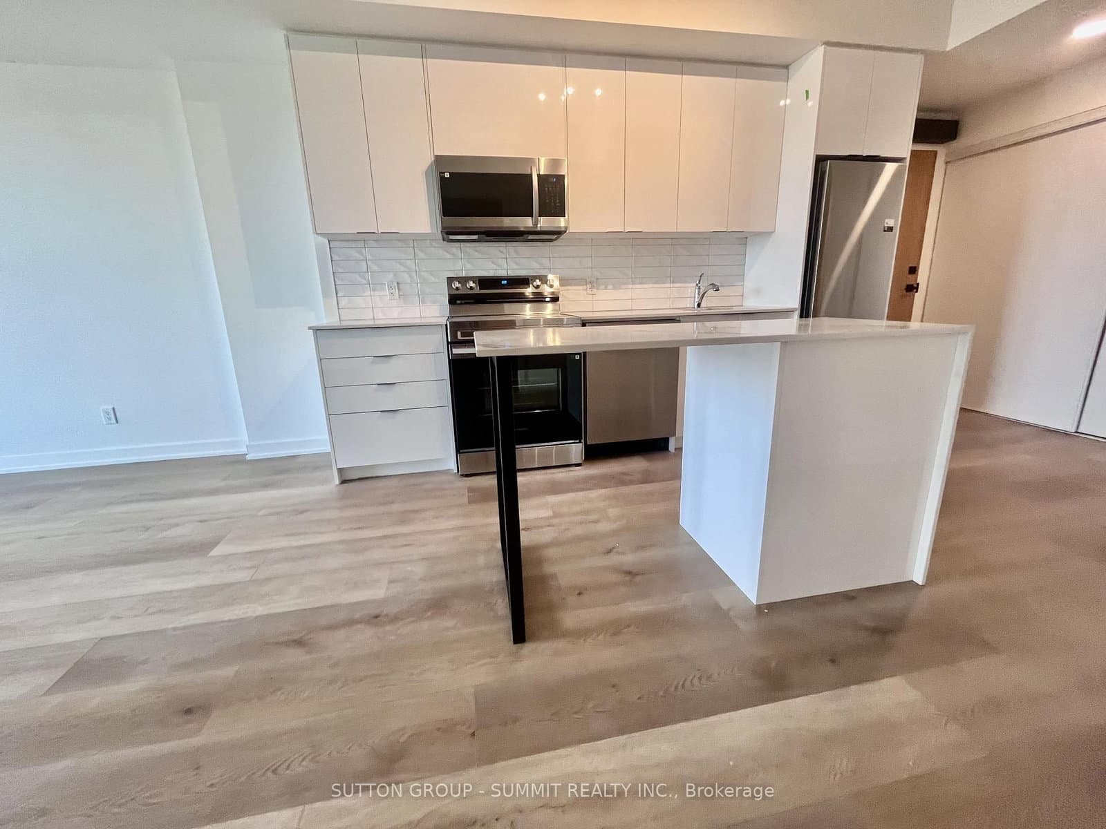 33 ERIE Avenue, Unit 402 thumbnail 9