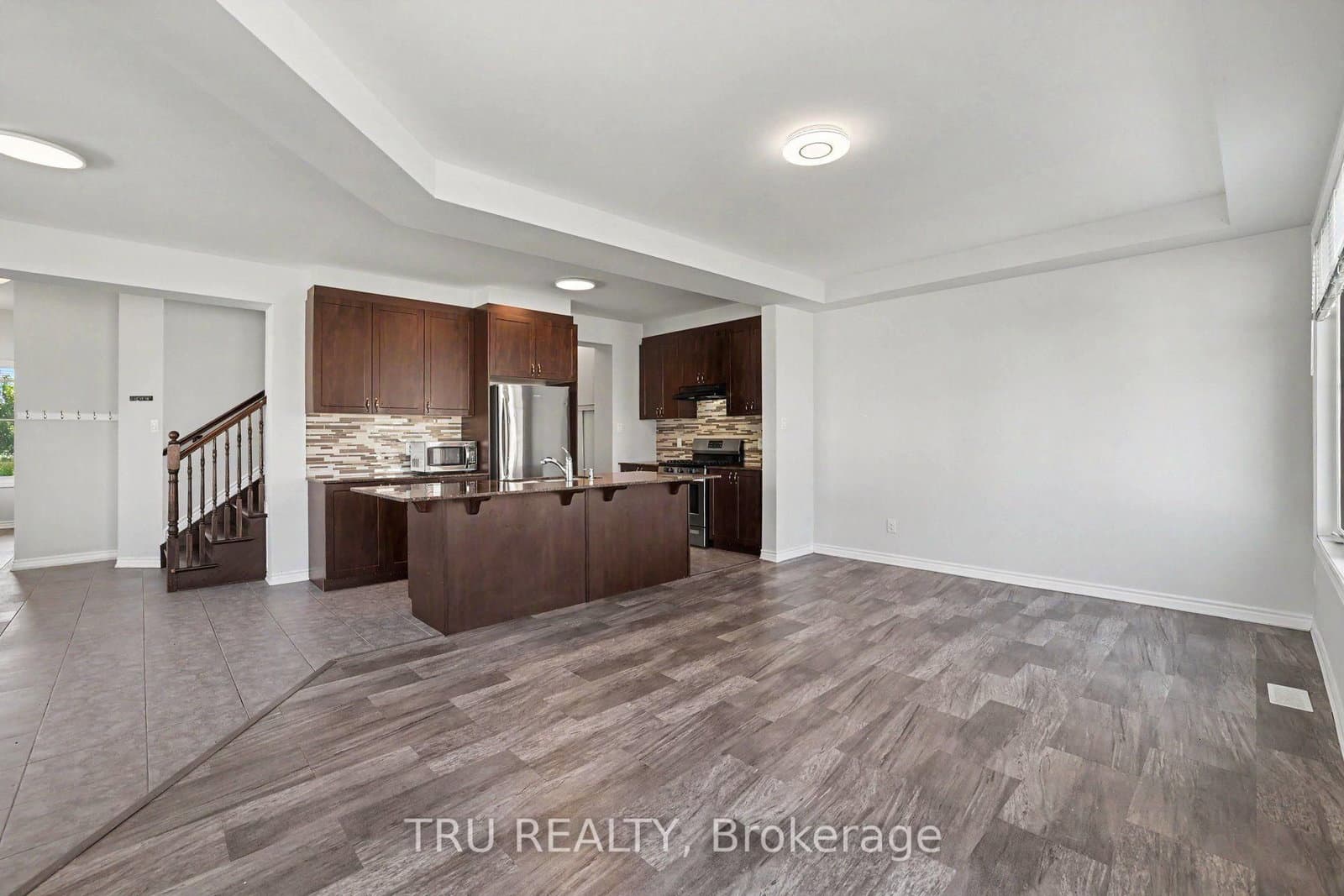 425 Aphelion Crescent thumbnail 9