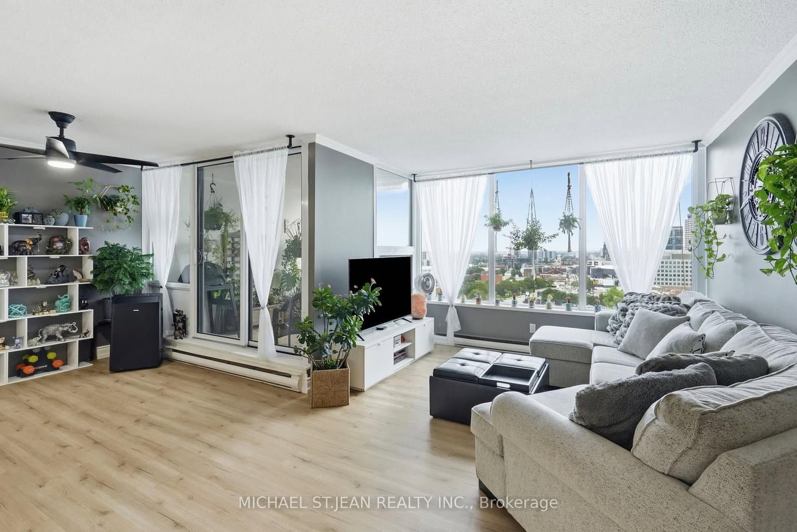 75 Queen Street N, Unit 1702 thumbnail 11