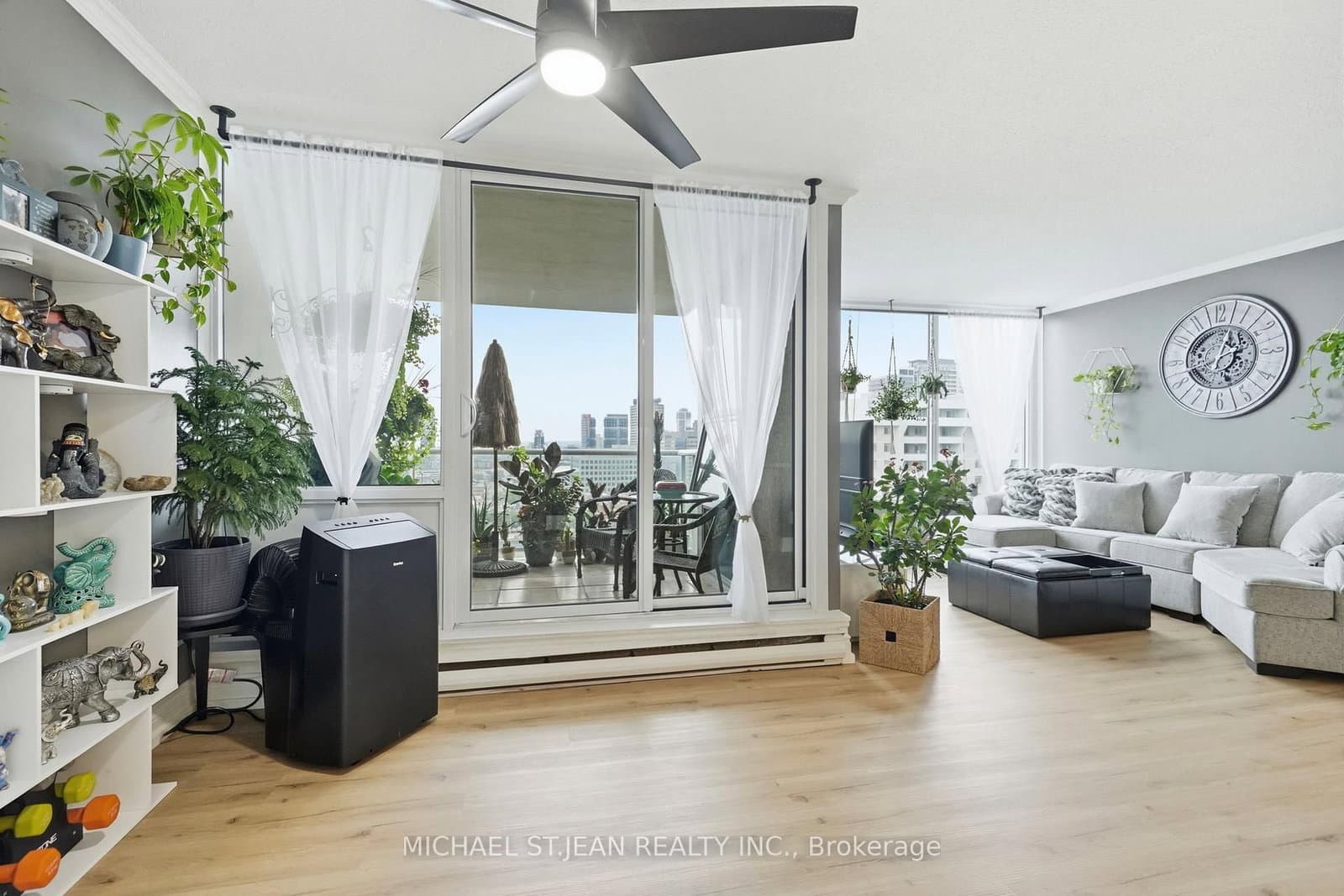 75 Queen Street N, Unit 1702 thumbnail 16