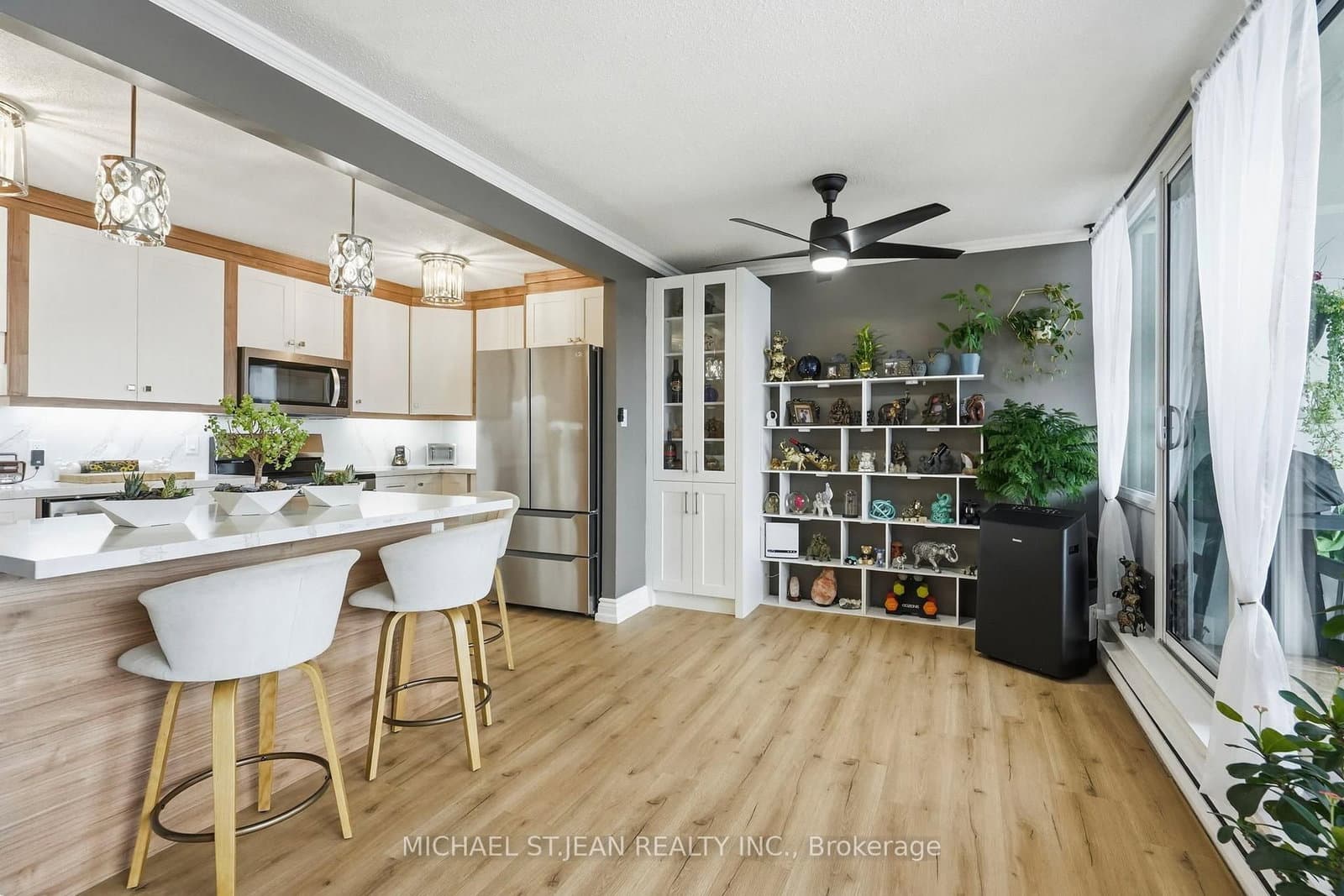 75 Queen Street N, Unit 1702 thumbnail 17