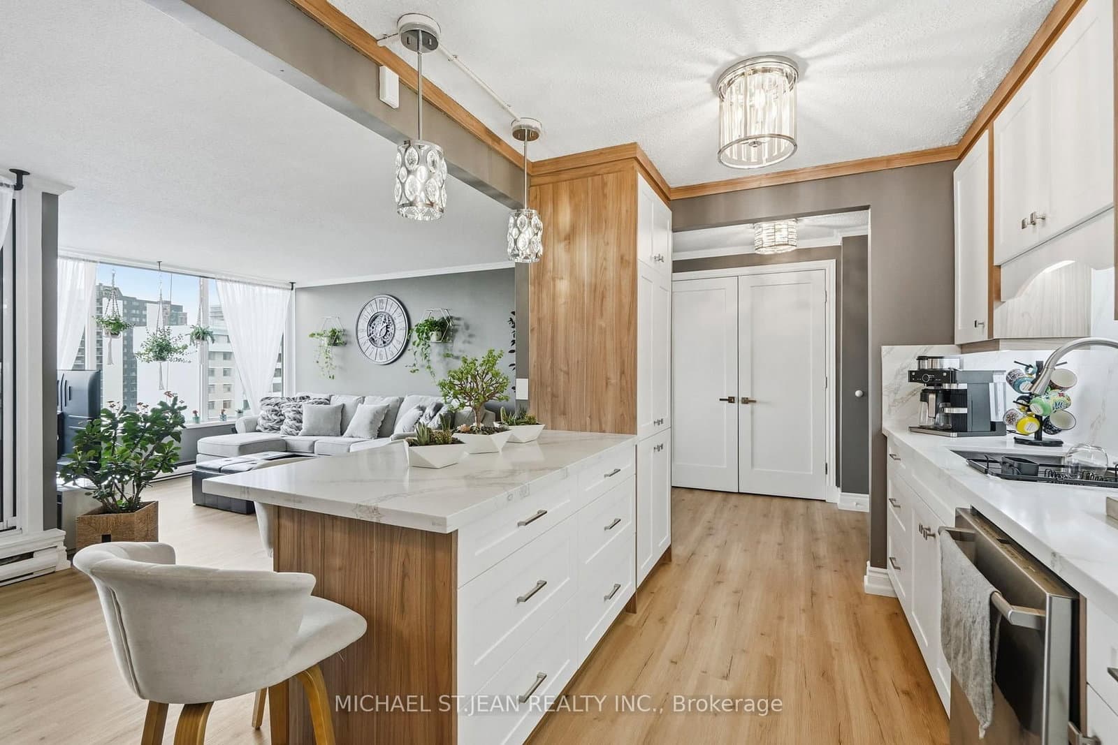 75 Queen Street N, Unit 1702 thumbnail 20