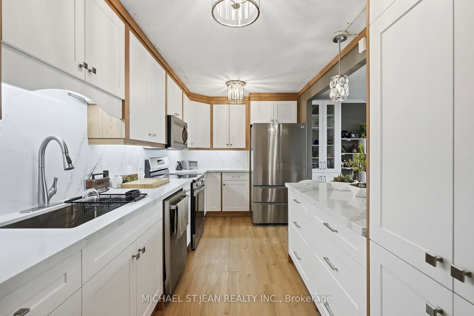 75 Queen Street N, Unit 1702 thumbnail 21