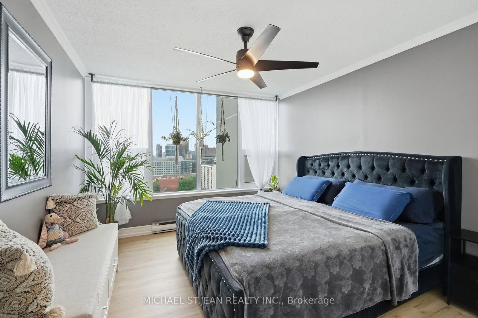 75 Queen Street N, Unit 1702 thumbnail 25