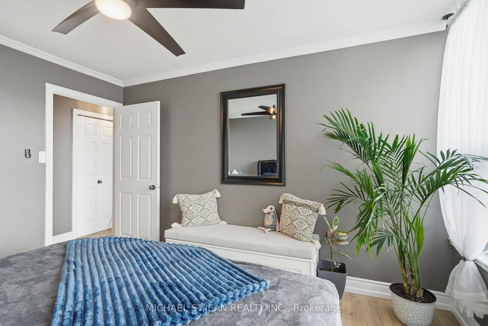 75 Queen Street N, Unit 1702 thumbnail 27