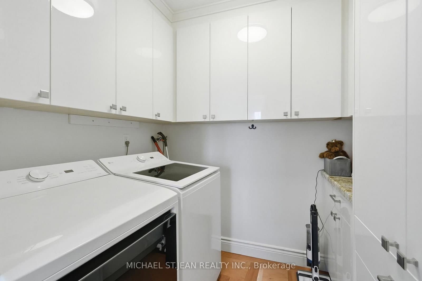 75 Queen Street N, Unit 1702 thumbnail 33
