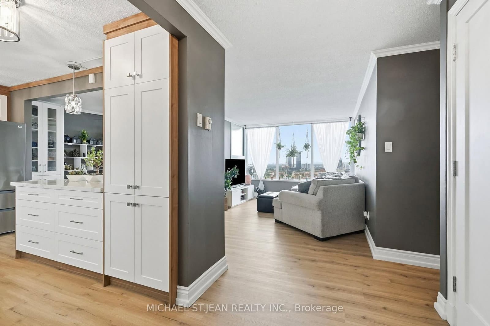 75 Queen Street N, Unit 1702 thumbnail 9