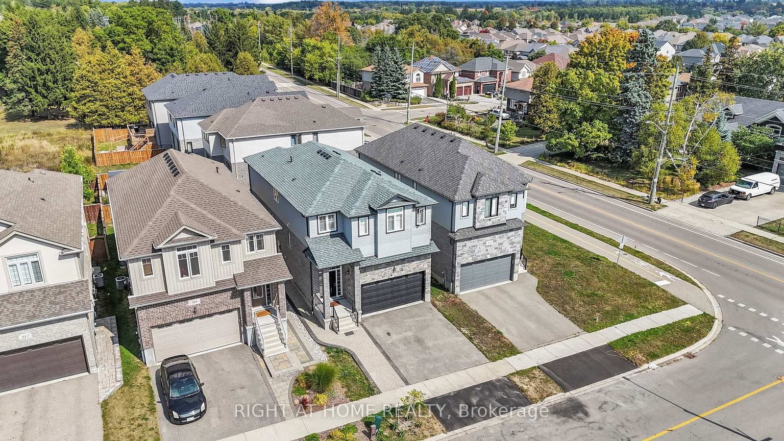 321 Carriage Way thumbnail 3