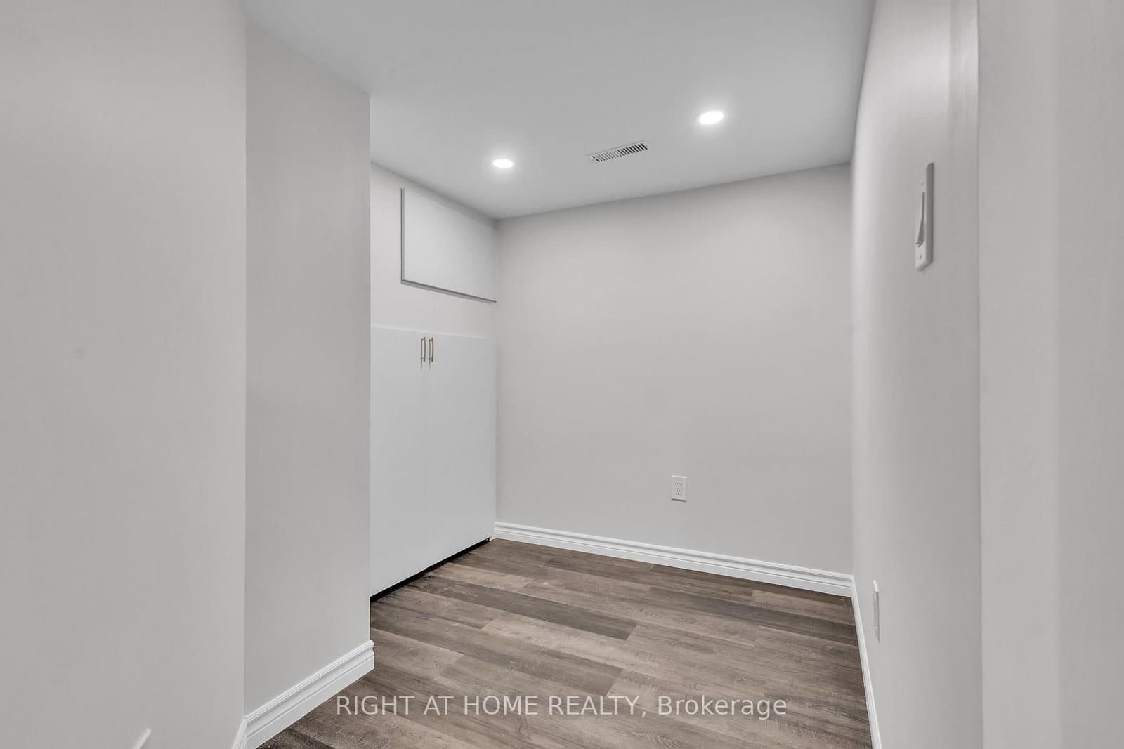 321 Carriage Way thumbnail 43
